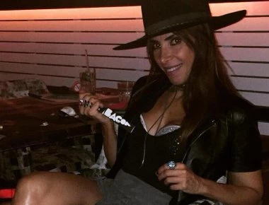 Η πόζα της Μάγκι Χαραλαμπίδου στην ξαπλώστρα που σταμάτησε τα κύματα (φώτο)